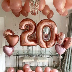 Композиция из розовых шаров с сердцами, кругами и цифрой 20