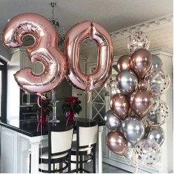 Фонтан из розовых и серебряных хром шаров с цифрой 30