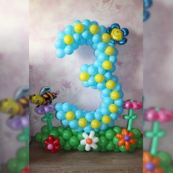 Цифра из шаров 3 голубая с пчелой и цветами