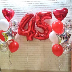 Композиция из воздушных шаров красных и белых с цифрой 45