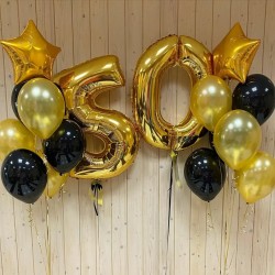 Композиция из золотых и черных шаров со звездами и цифрой 50