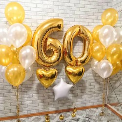Композиция из белых и золотых шаров металлик с цифрой 60