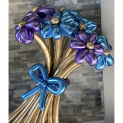 Букет сине-фиолетовых ромашек из хромированных шаров