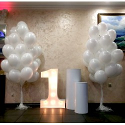 Фотозона с цифрой и фонтанами шаров на годик