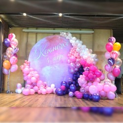 Фотозона из розово-фиолетовых шаров с баннером
