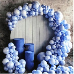 Фотозона с гирляндой из синих шаров