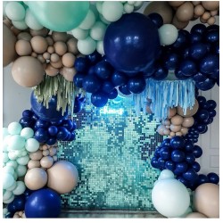 Фотозона из голубых пайеток с гирляндами из шаров