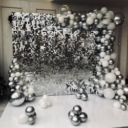 Фотозона из серебряных пайеток с бело-серебряной гирляндой