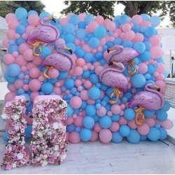 Фотозона-стена из розово-голубых шаров с Фламинго