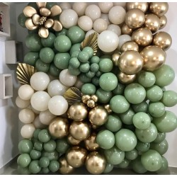 Фотозона-стена из зеленых, белых и золотых хром шаров