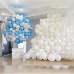 Фотозона-стена из белых шаров с воздушным шаром
