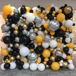 Фотозона-стена из желтых, черных, белых и золотых шаров