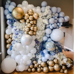 Фотозона-стена из голубых, золотых и белых шаров с цветами
