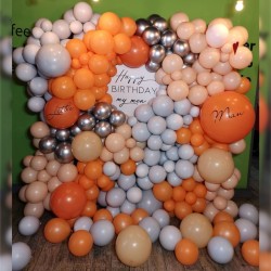Фотозона-стена из оранжевых, серых и серебряных шаров