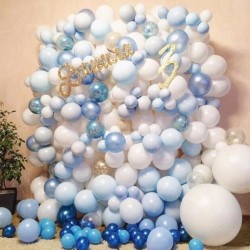 Фотозона-стена из белых и голубых шаров с надписью
