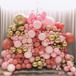 Фотозона-стена из розовых и золотых шаров с цветами