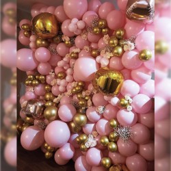 Фотозона-стена из розовых шаров с золотыми сферами и цветами