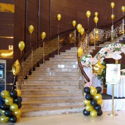 Оформление лестницы золотыми шарами