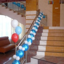Оформление лестницы голубыми и белыми шарами