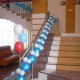 Оформление лестницы голубыми и белыми шарами