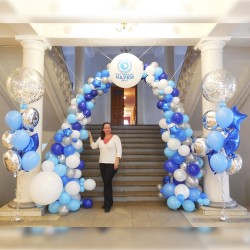 Оформление входа аркой из голубых, синих и белых шаров