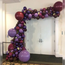 Оформление входа аркой из фиолетовых шаров