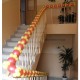 Оформление лестницы красно-желтыми шарами