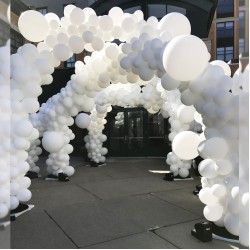 Оформление входа аркой белых разнокалиберных шаров