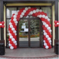 Оформление входа аркой из красных и белых шаров