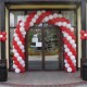 Оформление входа аркой из красных и белых шаров
