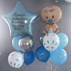 Композиция из голубых шаров с малышом на выписку