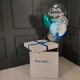 Композиция из бело-голубых шаров с большим шаром в коробке