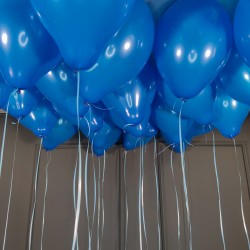 Воздушные синие шары матовые под потолок