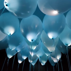 Воздушные светящиеся нежно голубые шарики под потолок