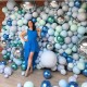 Фотозона-стена из мятно-голубых шаров со сферами