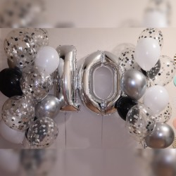 Композиция из воздушных шаров серебряных с цифрой 10