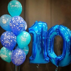 Фонтан из сине-бирюзовых шаров с цифрой 10