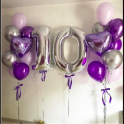Композиция из фиолетово-серебряных шаров с цифрой 10