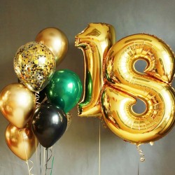 Фонтан из золотых, зеленых и черных шаров с цифрой 18