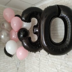 Фонтан из чёрно-розовых шаров с цифрой 30