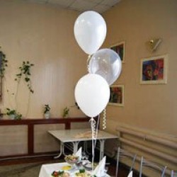 Фонтан из белых и прозрачных шаров на стол