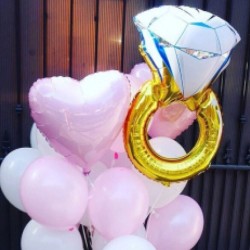 Фонтан из розово-белых шаров с Кольцом на свадьбу