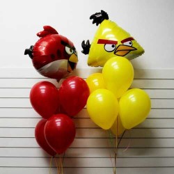 Композиция из красно-желтых шаров с фигурами Angry Birds