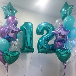 Композиция из бирюзово-фиолетовых шаров с цифрой 12