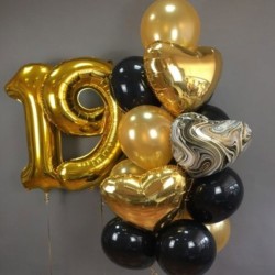 Фонтан из черно-золотых шаров с сердцами и цифрой 19