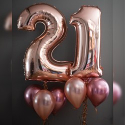 Композиция из воздушных шаров розовых хром с цифрой 21