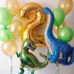 Композиция из зелено-золотых шаров с динозаврами и цифрой 2