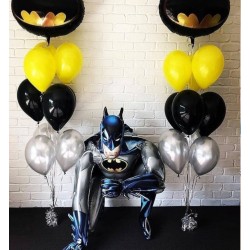 Композиция из черно-желтых шаров с ходячей фигурой Бэтмен