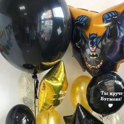 Композиция из черно-золотых шаров со звездами и Бэтменом