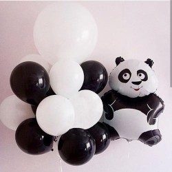 Фонтан из черно-белых шаров с фольгированной Пандой
